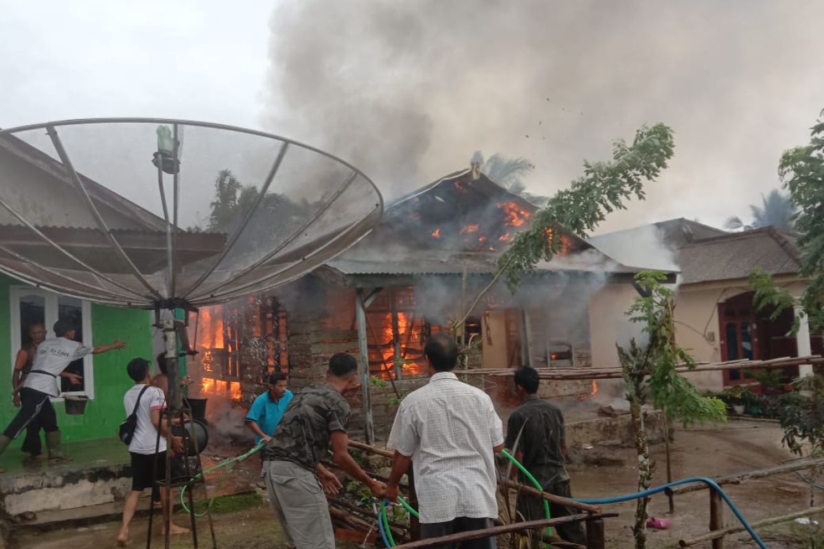 Rumah warga Desa Pangkal Buluh terbakar