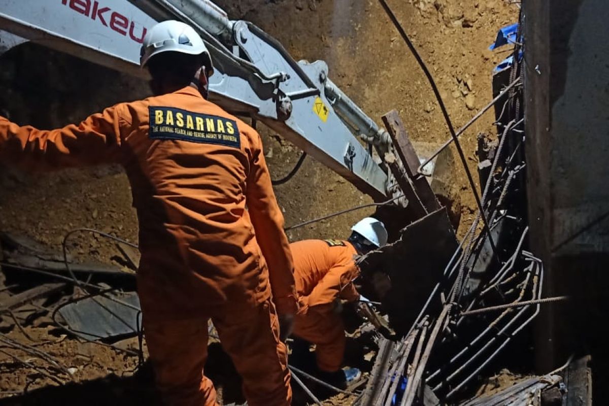 Longsor di perumahan, dua warga meninggal