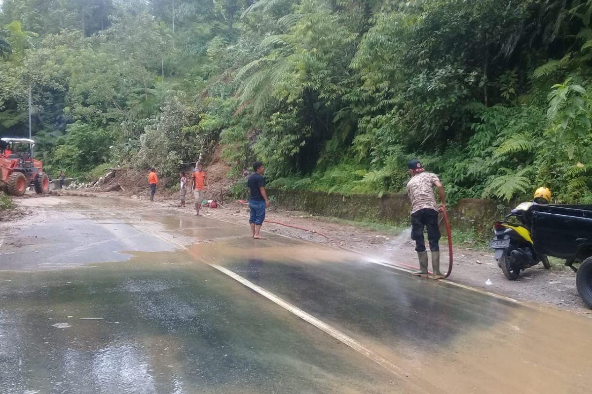 Pemkab Agam selesai bersihkan material longsor timbun jalan provinsi