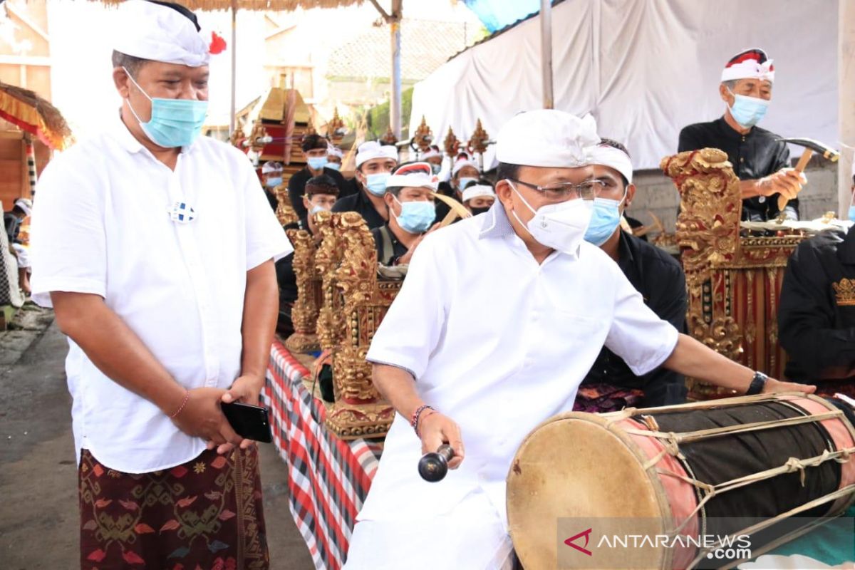 Gubernur Bali main kendang di Pura Agung Pakusara-Bangli