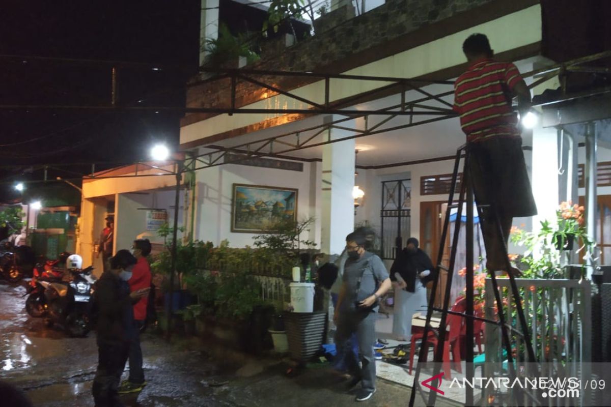 Kediaman pilot Sriwijaya Air Captain Afwan di Cibinong Bogor ramai didatangi keluarga (video)