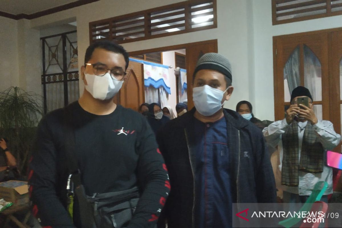 Keluarga pilot Sriwijaya Air masih berharap kabar baik dari hilangnya SJ-182 (video)