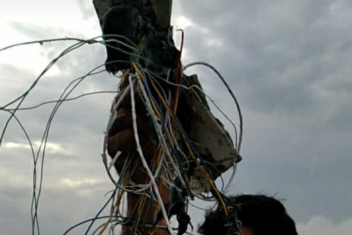 Petugas temukan kabel dan serpihan pesawat di Kepulauan Seribu