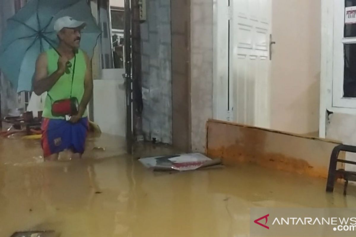 Hujan deras, banjir setinggi satu meter genangi rumah warga di Jondul Rawang