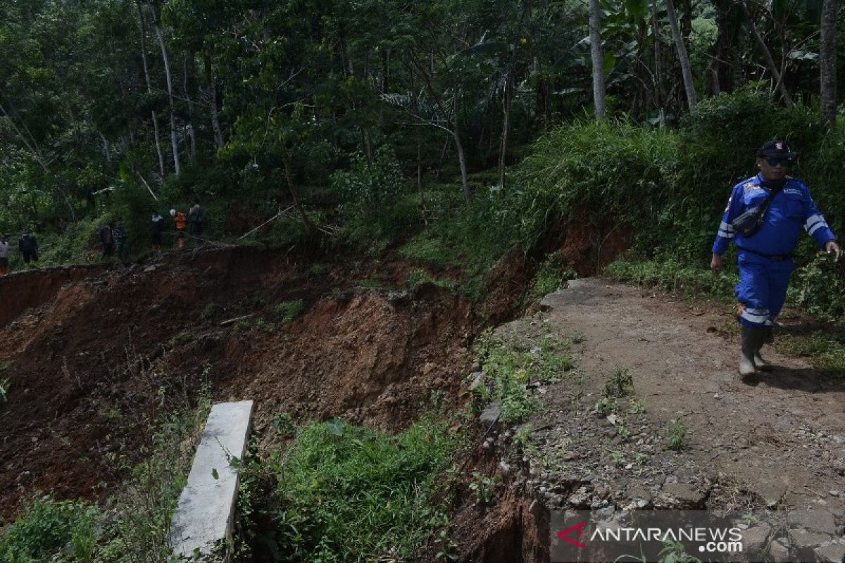 Tanah longsor landa lima kecamatan, begini kronologisnya