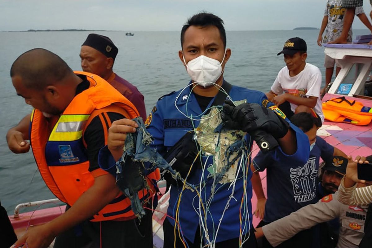 TNI AL Kerahkan tujuh kapal perang bantu pencarian Sriwijaya Air