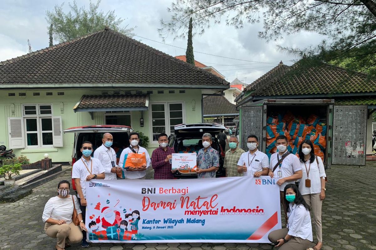 BNI wilayah Malang bagikan 2.000 bingkisan sembako Damai Natal 2020