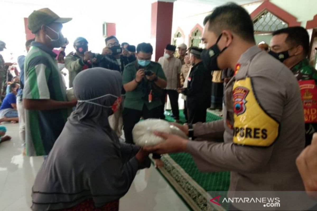 Polresta-Kodim Pekalongan salurkan bantuan beras kepada warga miskin