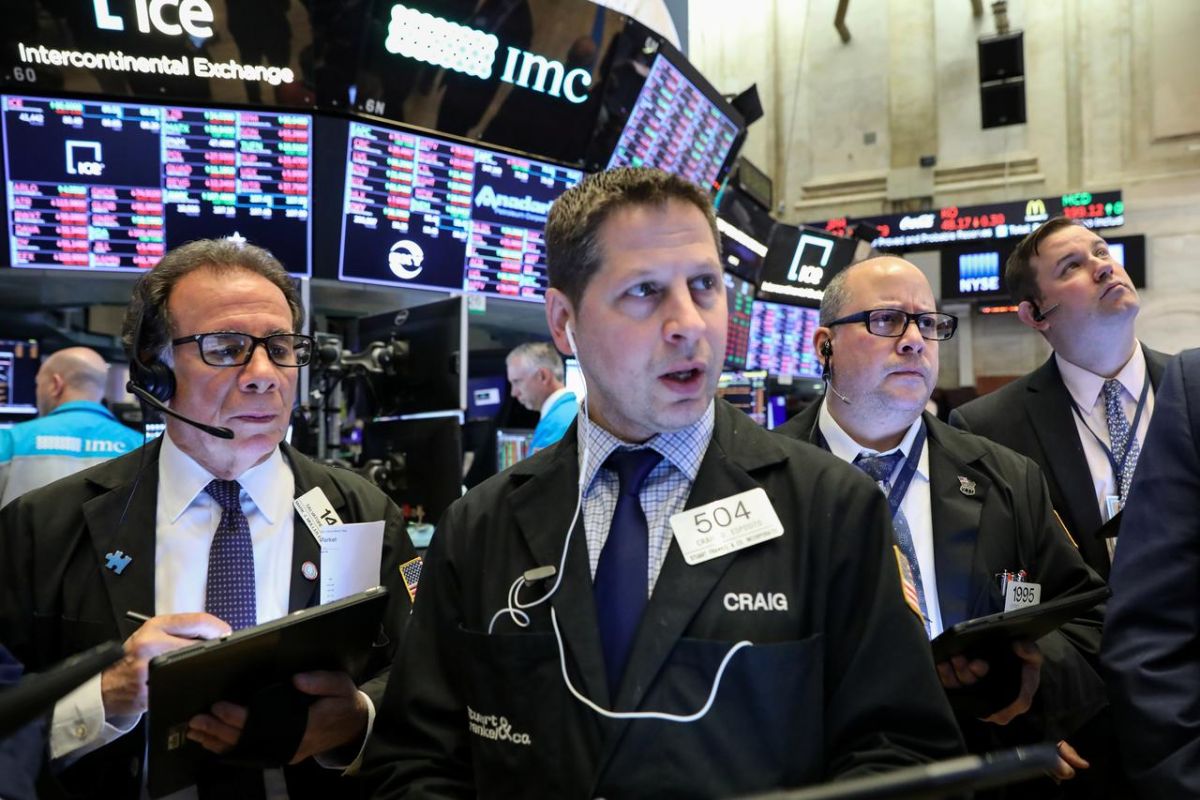 Wall Street turun, investor cerna stimulus dan data pekerjaan suram