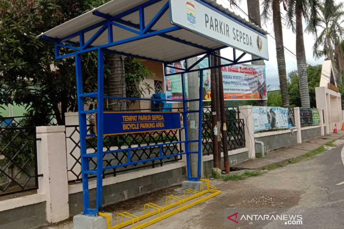 Dishub Palembang membuat lokasi parkir sepeda  di pinggir jalan