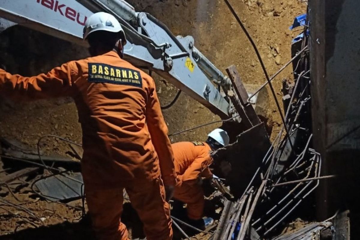 Tim SAR gabungan berhasil menemukan dua korban longsor di Batam meninggal