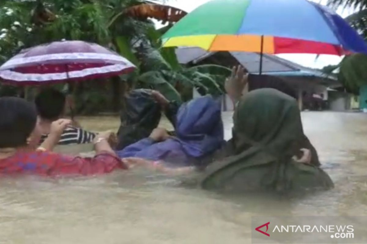 Banjir setinggi dada orang dewasa rendam  sejumlah lokasi di Kabupaten Bintan