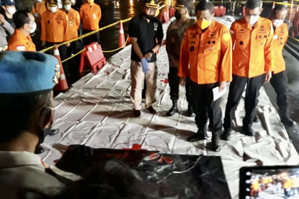 Kabasarnas Marsdya Bagus Puruhito serahkan serpihan Sriwijaya Air SJ 182 ke DVI