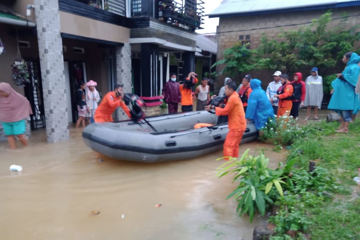Basarnas evakuasi warga terdampak banjir di Tanjungpinang
