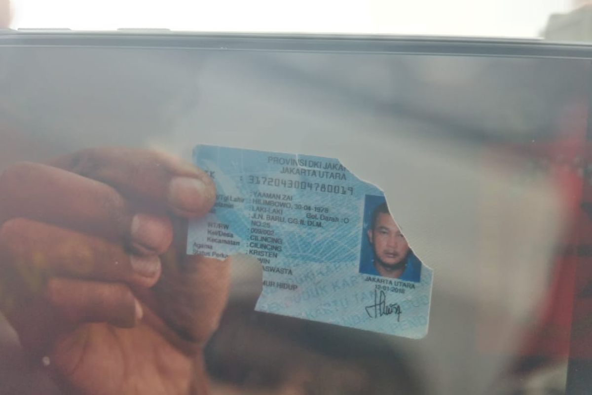 Penyelam temukan KTP  Yaman Zai, pria yang menunggu istri dan tiga anaknya di Bandara Pontianak