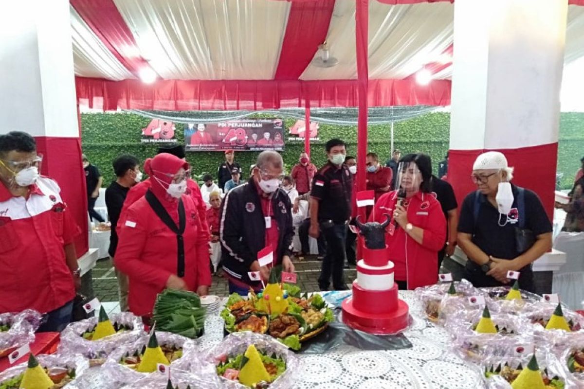 HUT PDIP gelar hening cipta dan bagi tumpeng kepada masyarakat