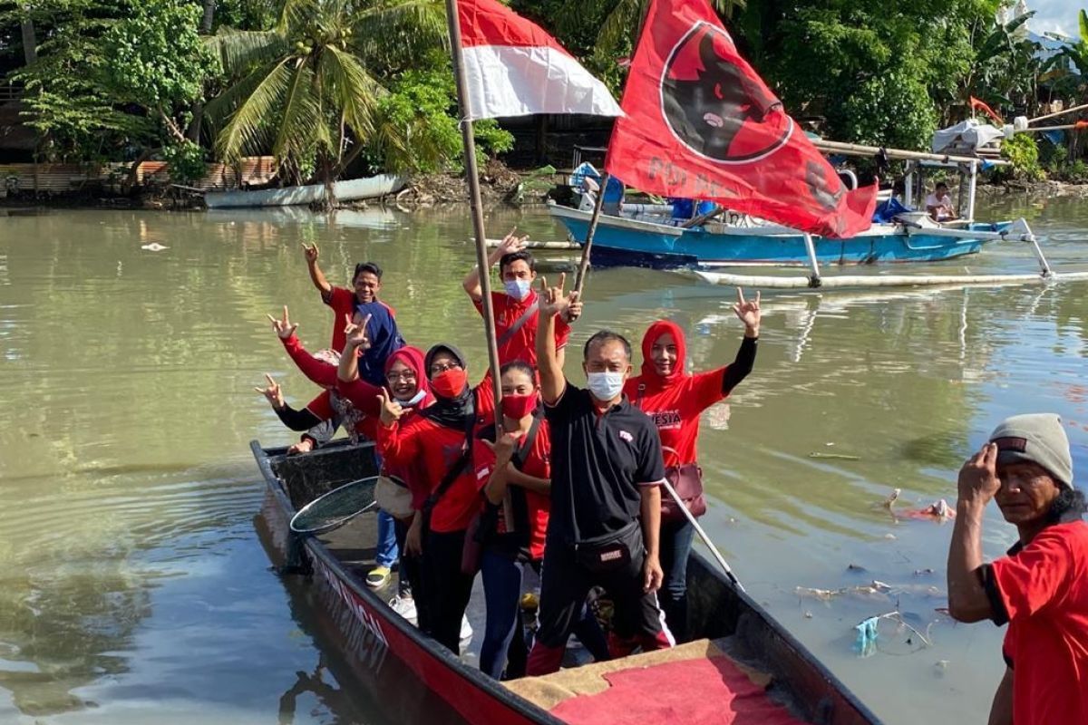 PDIP Mataram bersihkan Kali Jangkuk di HUT ke-48