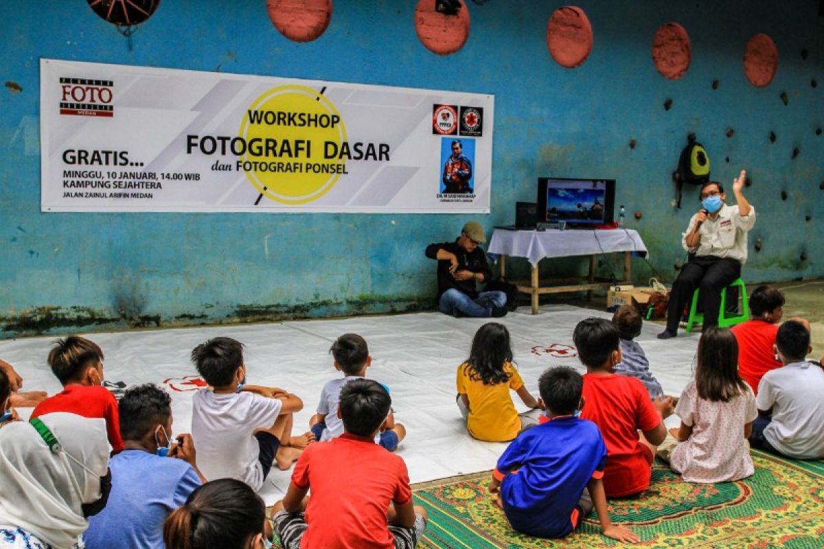 PFI Medan ajari anak-anak Kampung Sejahtera memotret