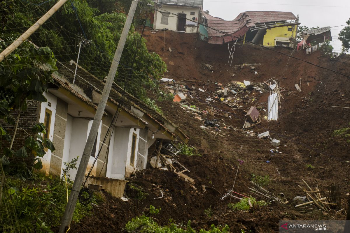 Ministry deploys Tagana to help evacuate Sumedang landslide victims