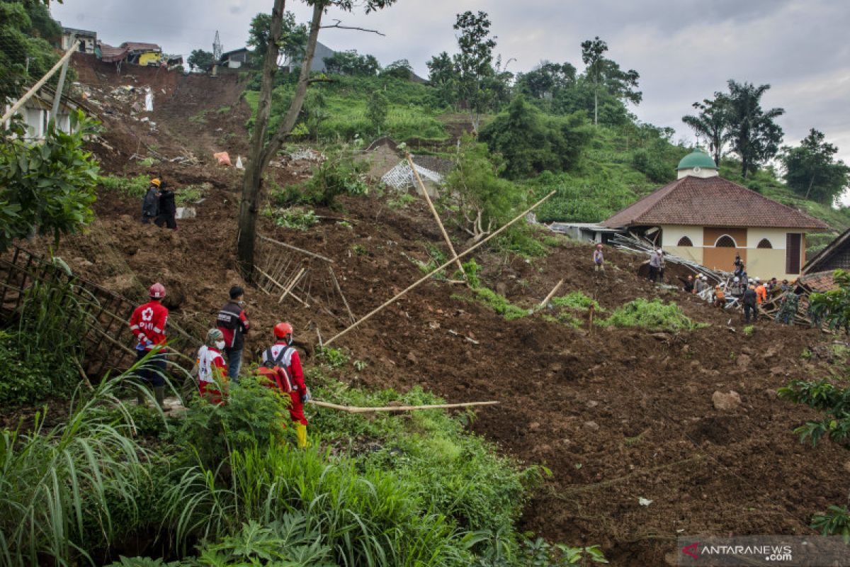 Ministry deploys Tagana to help evacuate Sumedang landslide victims