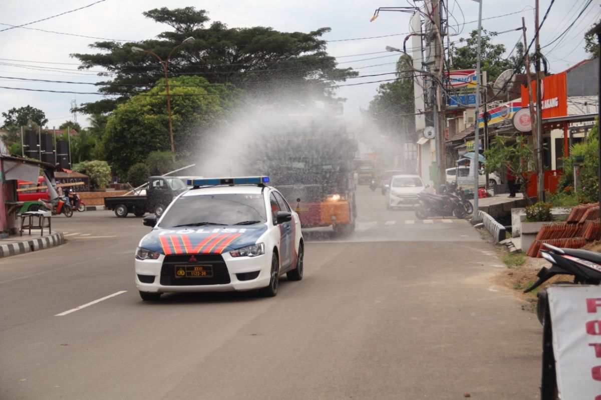 Cegah COVID-19, Polres Lebak lakukan penyemprotan disinfektan ruas jalan protokol