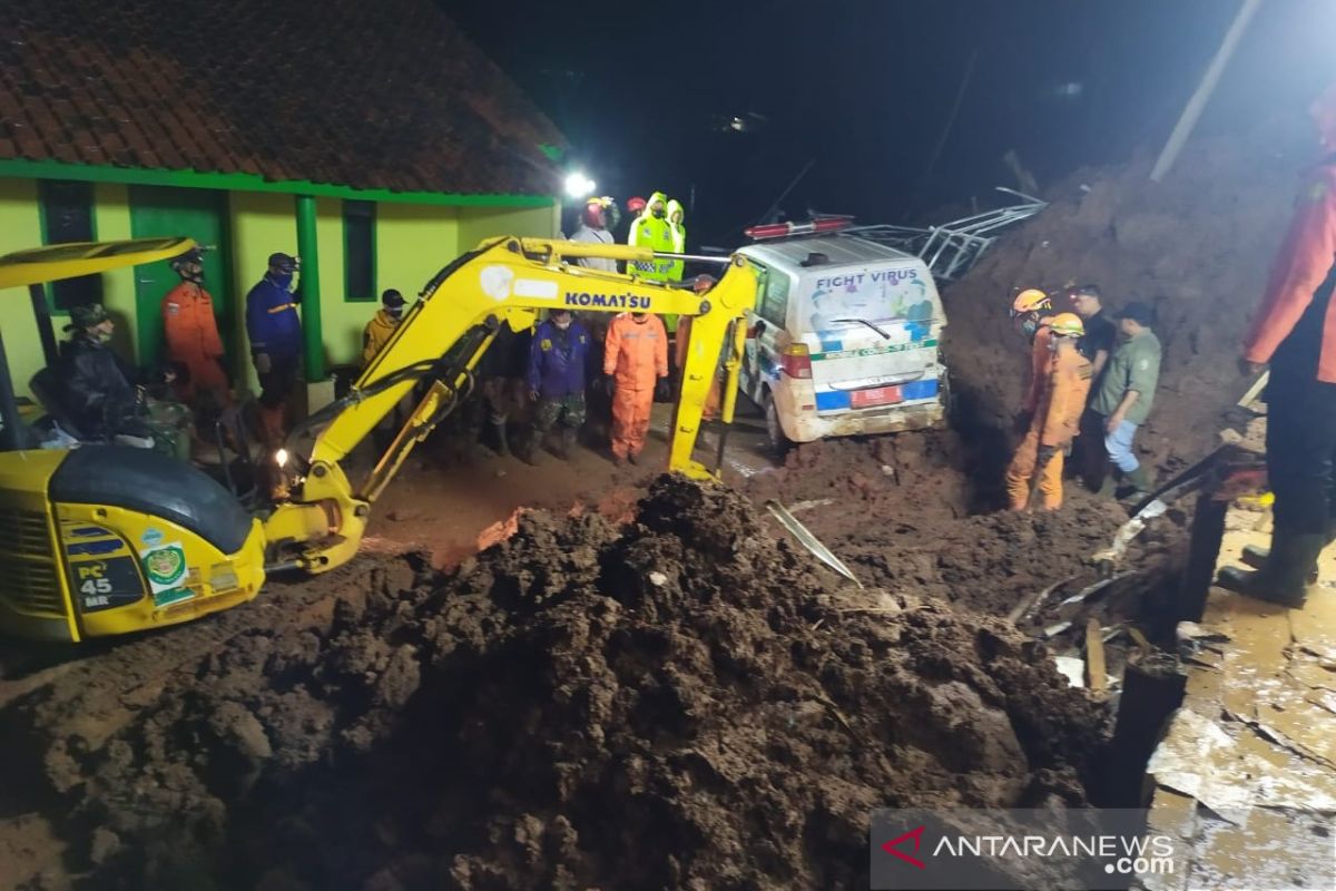 Belasan warga tewas akibat longsor di Cimanggung Sumedang