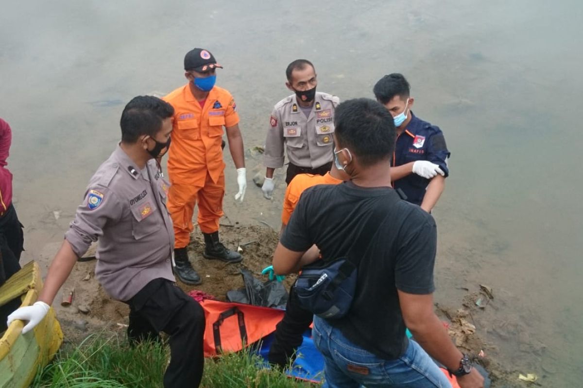 Hilang sejak Jumat, mayat IA ditemukan terapung di Seberang Palinggam