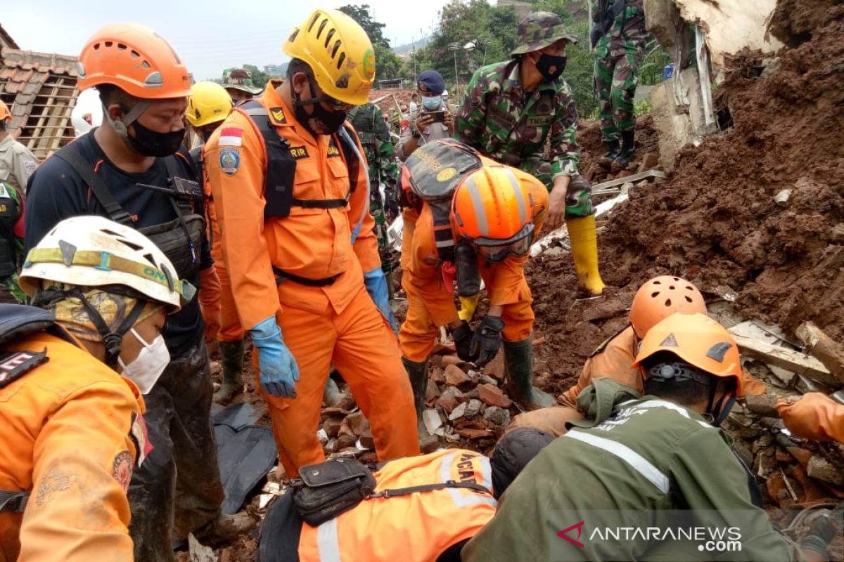 13 korban meninggal karena tanah longsor di Sumedang