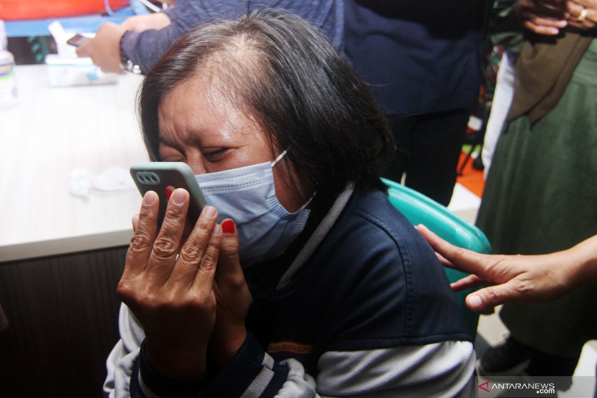 Lena terus bertahan di Posko Media Center Sriwijaya Air