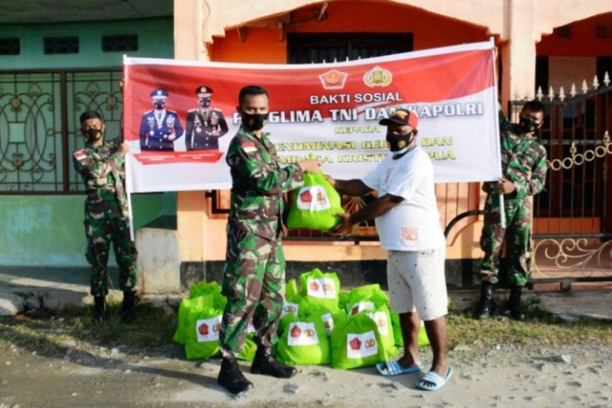 Korem 172/PWY bagi paket sembako di Jayapura bantuan Panglima TNI-Kapolri