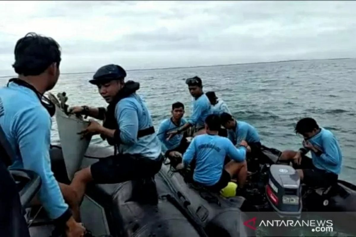 Kedalaman 23 meter, tim penyelam  banyak temukan bagian pesawat