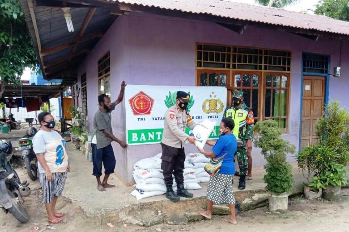Polsek Mandobo salurkan bantuan beras ke warga terdampak COVID-19