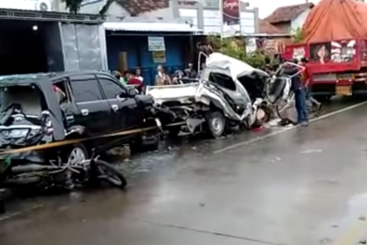 Kecelakaan beruntun  di Jalan Lingkar  akibatkan enam luka