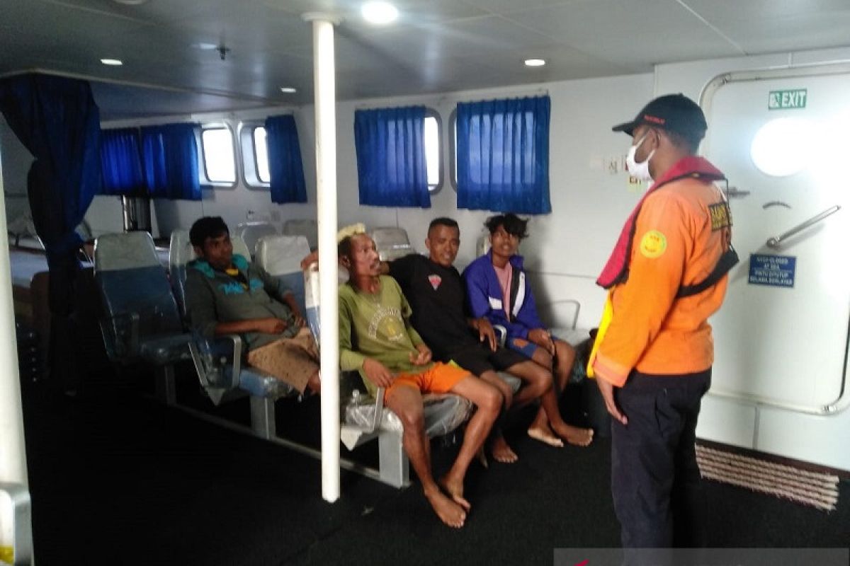 Tim SAR selamatkan empat nelayan long boat