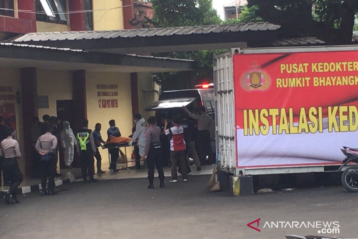 RS Polri kedatangan satu kantong jenazah dibawa ambulans