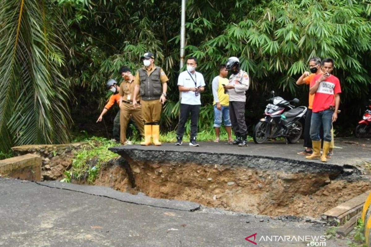 Jembatan Niih HSS ambrol akan ditangani sementara dengan pengurukan