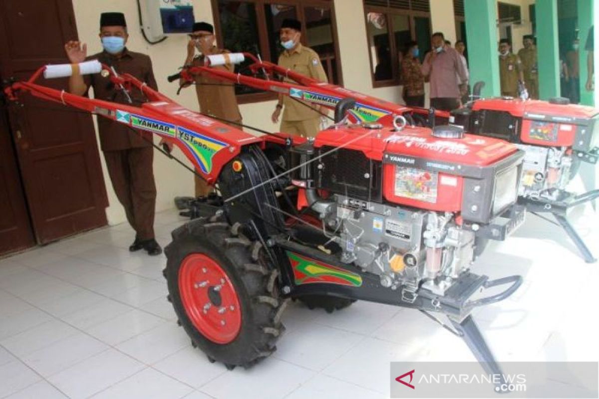 Bupati Aceh Barat serahkan 72 unit  traktor tangan gratis untuk kelompok tani