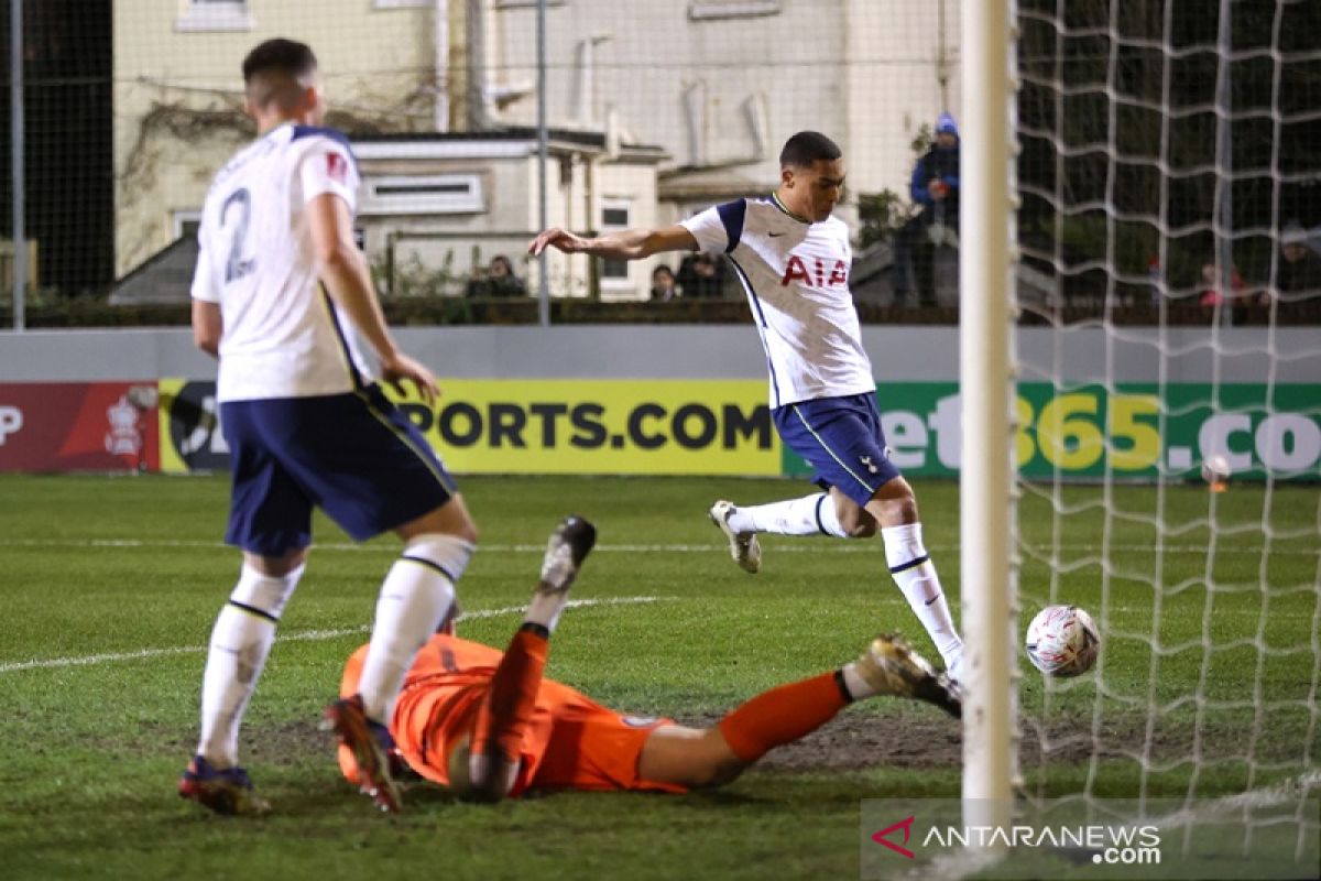 Tottenham memberondong lima gol ke tim strata paling rendah di Piala FA
