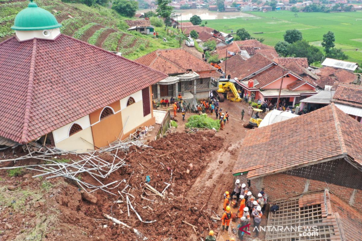 900 petugas melakukan pencarian korban longsor Sumedang hari ketiga