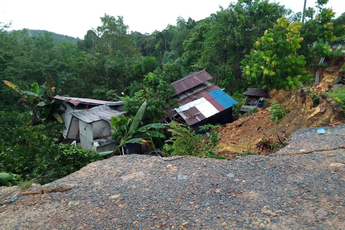 Bencana tanah longsor sapu rumah warga di Tayan