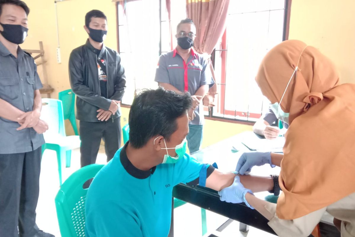 Pengawas Pilkada Bangka Barat jalani tes cepat untuk cegah COVID-19