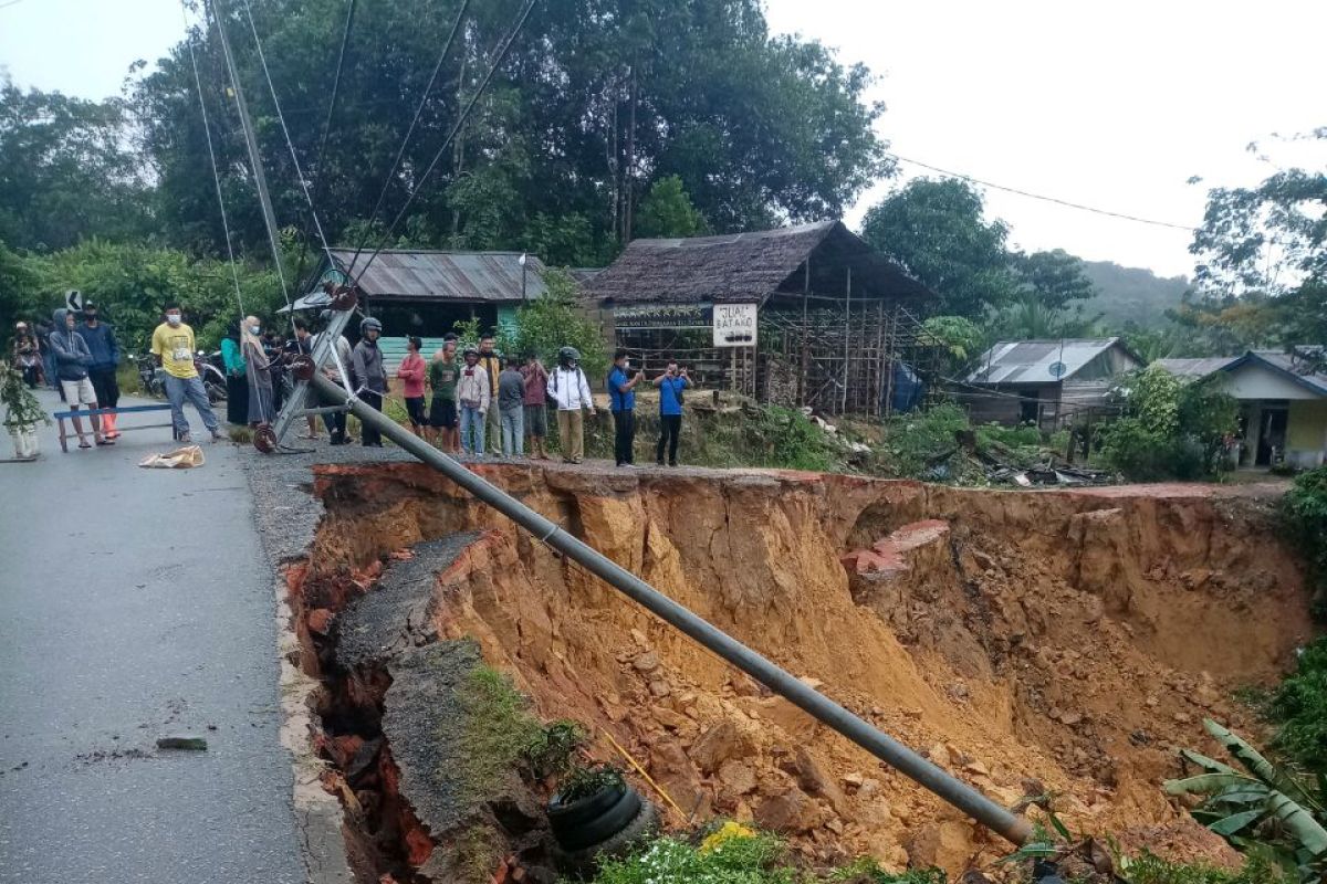 BPBD Sanggau: Korban tanah longsor mengungsi di rumah keluarga