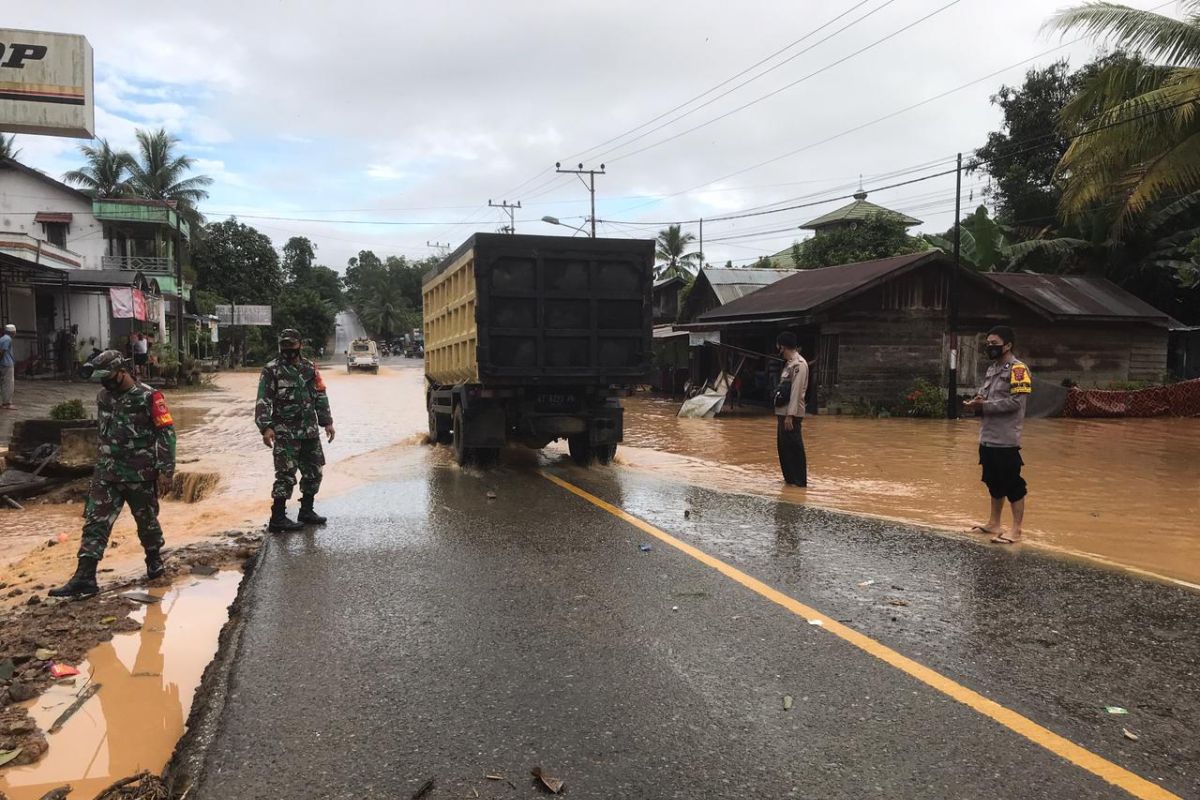 Dandim ask Babinsa to monitor flood-prone areas in Tabalong