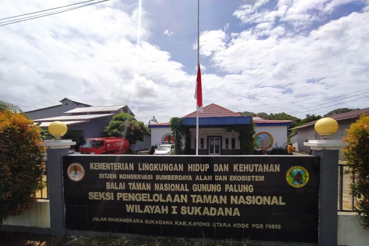 BTNGP Sukadana pasang bendera setengah tiang penghormatan pegawai korban Sriwijaya