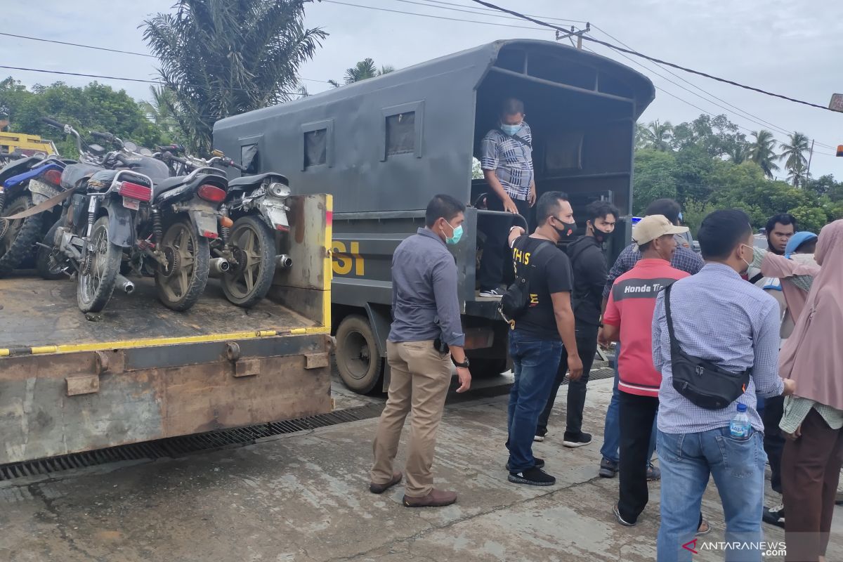 Video-Puluhan motor pelangsir BBM di SPBU Sungai Rangas diangkut Polres HST