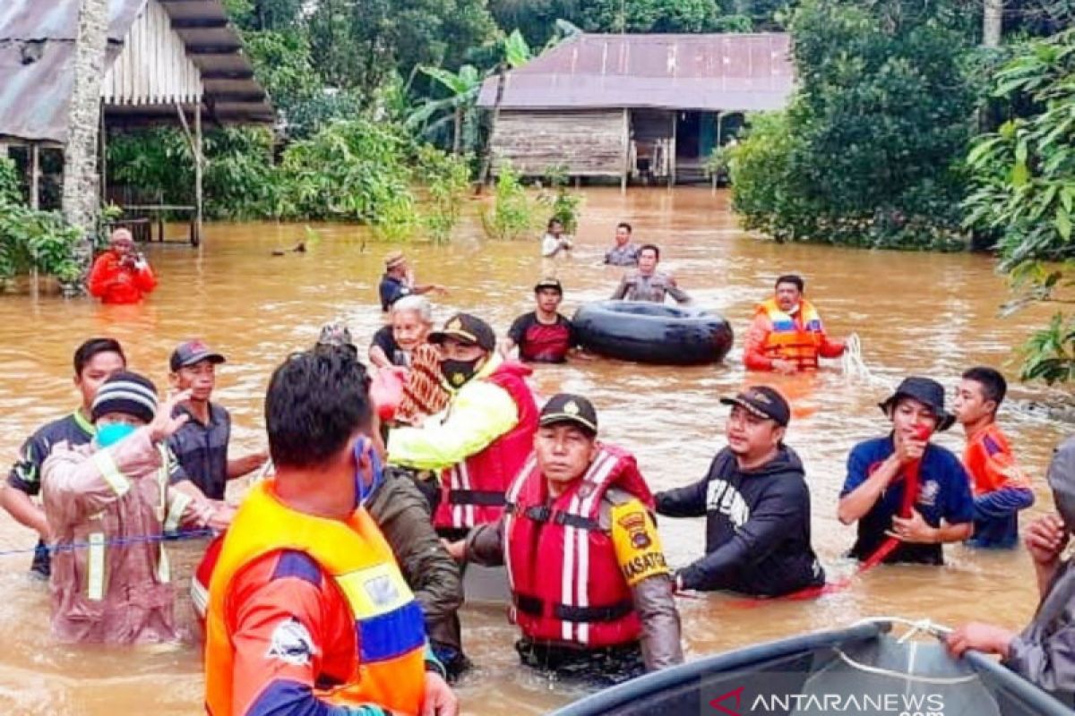 Warga terjebak banjir di Banjarbaru dievakuasi