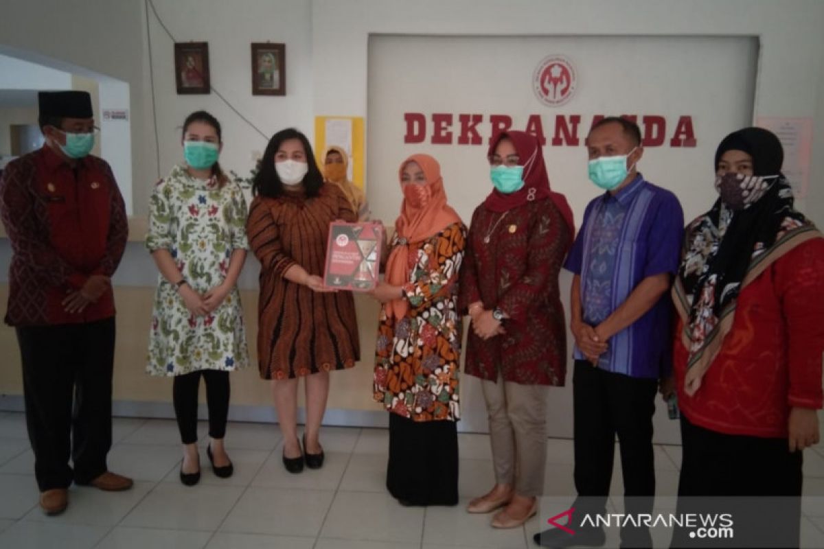 Bhayangkari serahkan buku Pesona Baju Adat Indonesia ke Dekranasda Parimo