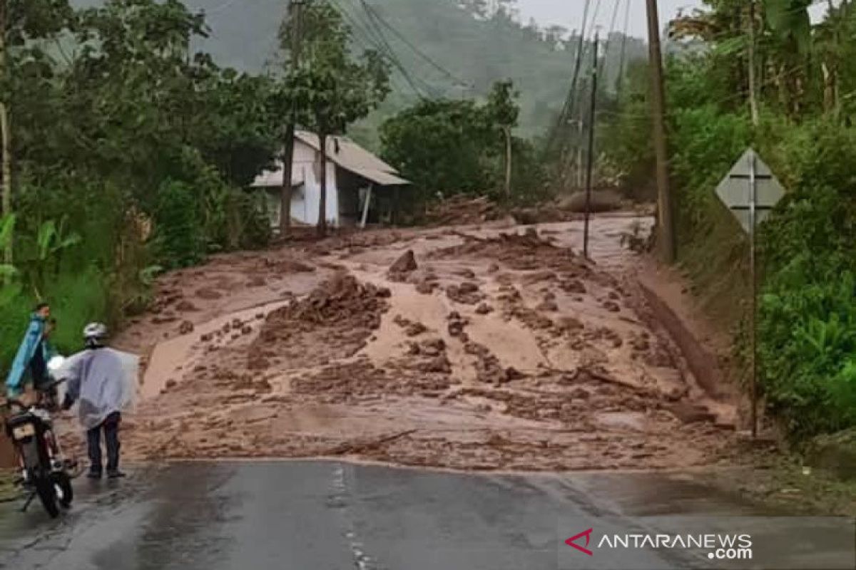 Jalan Kabupaten Bandung-Garut  lintas Cijapati tertutup longsor