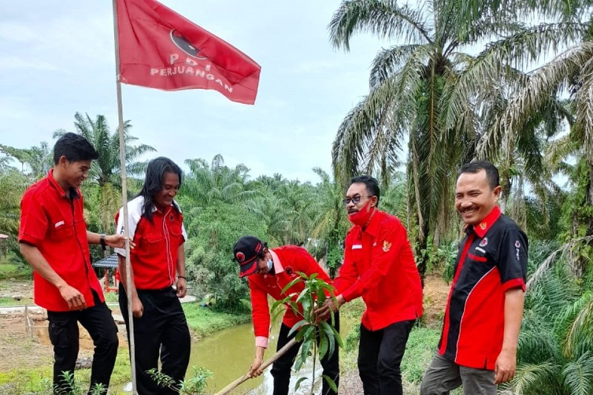 PDIP Mukomuko tanam bibit buah-buahan untuk penghijauan