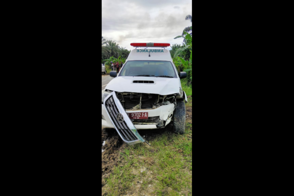 Mobil Ambulance RS Putussibau kecelakaan di Sekadau Hilir Kalbar
